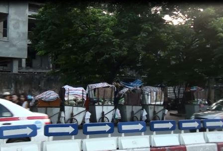 Xe rác hoạt động như “xe vua” tại Hà Nội